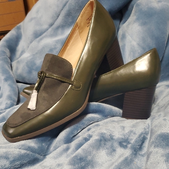 Journee Collection Green Heeled Loafers with Classic Design Nwot - Picture 1 of 12